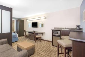 Kuchyň nebo kuchyňský kout v ubytování Microtel Inn and Suites San Angelo