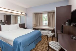 Tempat tidur dalam kamar di Microtel Inn and Suites Elkhart