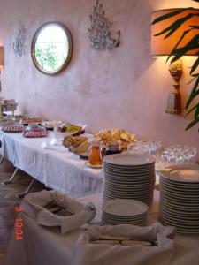 una mesa con platos de comida en ella con una tabla sidx sidx sidx sidx en Hotel Schmidt, en Selb