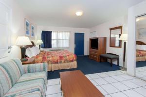 una habitación de hotel con una cama y un sofá en Knights Inn Arcadia, en Arcadia 8 fotos más