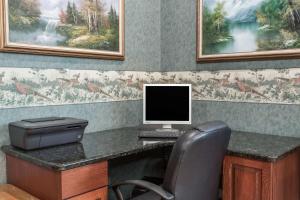 una oficina con escritorio, ordenador e impresora en Knights Inn Arcadia, en Arcadia