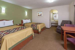Postel nebo postele na pokoji v ubytování Knights Inn Franklin Ave Waco