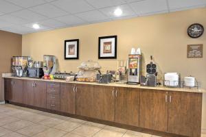 A restaurant or other place to eat at Microtel Inn & Suites by Wyndham Harrisonburg
