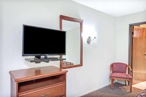 A television and/or entertainment centre at Vantage Point Inn - Woodland Hills