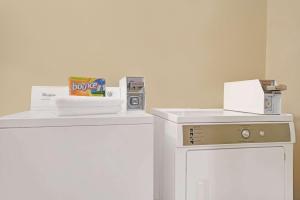 pralnia z pralką i kuchenką w obiekcie Super 8 by Wyndham Monticello w mieście Monticello