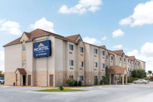 una representación de un nuevo hotel en Microtel Inn and Suites Eagle Pass, en Eagle Pass