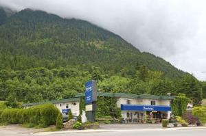 ein Hotel mit einem Berg im Hintergrund in der Unterkunft Travelodge by Wyndham Hope in Hope