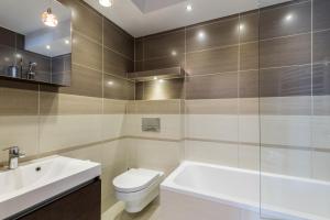 a bathroom with a toilet and a sink at Apartament Osiedle Bałtyk in Grzybowo