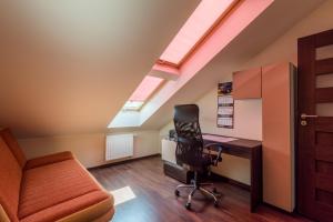 Televízia a/alebo spoločenská miestnosť v ubytovaní Apartament Osiedle Bałtyk