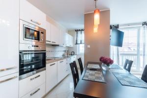 Kuchyňa alebo kuchynka v ubytovaní Apartament Osiedle Bałtyk + 9 fotografií