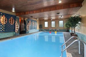 ein großer Pool in einem Hotelzimmer in der Unterkunft Travelodge by Wyndham Hope in Hope