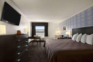 Televisyen dan/atau pusat hiburan di Travelodge by Wyndham Hubbard OH