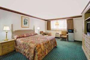 a hotel room with a bed and a television at Lake Place Inn Lake Havasu City in Lake Havasu City