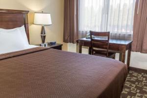 Postel nebo postele na pokoji v ubytování Travelodge by Wyndham Newport
