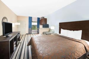 Ένα ή περισσότερα κρεβάτια σε δωμάτιο στο Super 8 by Wyndham Dilley TX