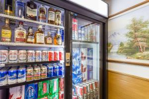 een koelkast gevuld met veel verschillende soorten dranken bij MOOSEJAW INN in Moose Jaw