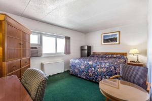 Postel nebo postele na pokoji v ubytování MOOSEJAW INN + 14 fotografií
