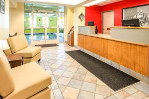 eine Lobby eines Krankenhauses mit einer Rezeption und Stühlen in der Unterkunft Super 8 by Wyndham Sault Ste. Marie in Sault Ste. Marie