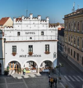 Ein weißes Gebäude mit Leuten, die draußen stehen. in der Unterkunft Hotel Bílý Koníček in Třeboň