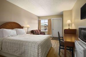 Postel nebo postele na pokoji v ubytování Nice Inn Edmonton