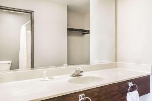 uma casa de banho com um lavatório e um espelho grande em Super 8 by Wyndham Madison IN em Madison