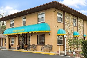 a restaurant with a blue awning on a building at Knights Inn Kissimmee in Kissimmee