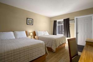 Postel nebo postele na pokoji v ubytování Nice Inn Edmonton