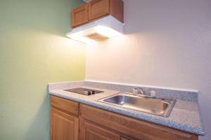 Kuchyň nebo kuchyňský kout v ubytování Executive Inn & Kitchenette Suites-Eagle Pass
