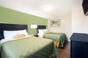 Postel nebo postele na pokoji v ubytování Executive Inn & Kitchenette Suites-Eagle Pass