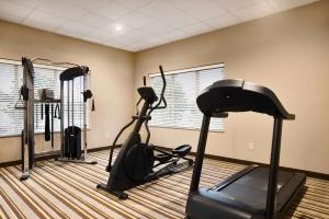 Das Fitnesscenter und/oder die Fitnesseinrichtungen in der Unterkunft Super 8 by Wyndham Hershey Chocolate Avenue