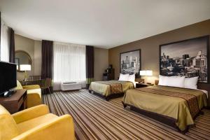 Ein Bett oder Betten in einem Zimmer der Unterkunft Super 8 by Wyndham Hershey Chocolate Avenue
