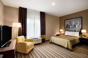 Ein Bett oder Betten in einem Zimmer der Unterkunft Super 8 by Wyndham Hershey Chocolate Avenue