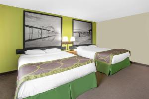 Tempat tidur dalam kamar di Super 8 by Wyndham Davenport