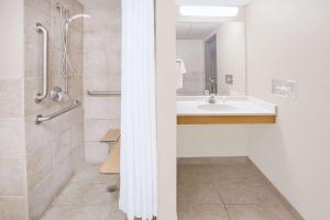 Ett badrum på Super 8 by Wyndham Davenport