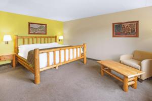 Una cama o camas en una habitación de Super 8 by Wyndham Davenport