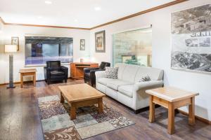 a living room with a couch and a table at Knights Inn Jacksonville in Jacksonville