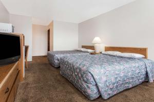 Postel nebo postele na pokoji v ubytování Knights Inn Boardman