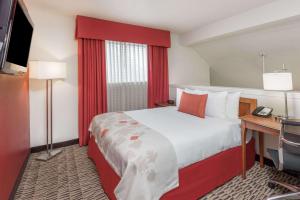 מיטה או מיטות בחדר ב-Craigshire Suites St Louis Westport Plaza