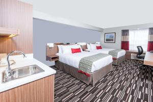 Postel nebo postele na pokoji v ubytování Microtel Inn & Suites by Wyndham Fort Saint John