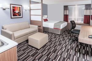 Posezení v ubytování Microtel Inn & Suites by Wyndham Fort Saint John