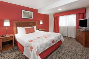 Un pat sau paturi într-o cameră la Craigshire Suites St Louis Westport Plaza