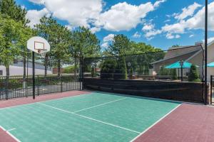 an image of a tennis court with a basketball hoop at Craigshire Suites St Louis Westport Plaza in Maryland Heights