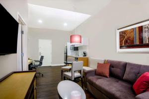 Kuchyň nebo kuchyňský kout v ubytování Hawthorn Extended Stay by Wyndham McAllen