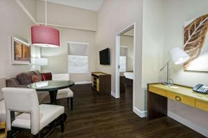 TV a/nebo společenská místnost v ubytování Hawthorn Extended Stay by Wyndham McAllen
