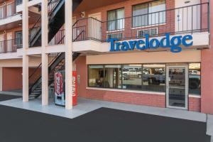 un edificio de viaje con un cartel en la parte delantera en Travelodge by Wyndham Reno, en Reno