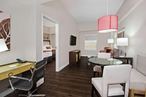 Posezení v ubytování Hawthorn Extended Stay by Wyndham McAllen