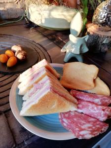 Jedlo v ubytovaní bed & breakfast alebo blízkom okolí