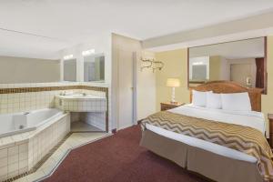 Säng eller sängar i ett rum på Travelodge by Wyndham Reno