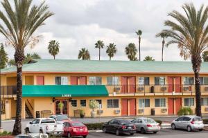 un hotel con coches aparcados delante en Econo Lodge, en Oceanside