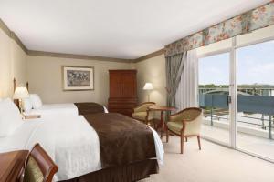 Letto o letti in una camera di Travelodge by Wyndham Niagara Falls Fallsview